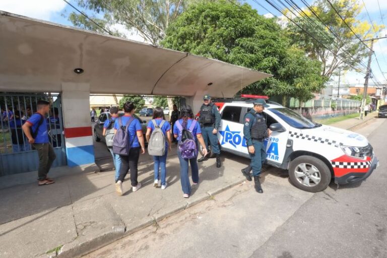 Policia nas escolas para reforçar a segurança dos alunos da rede publica