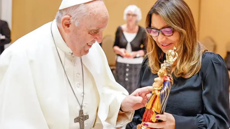 Janja entrega imagem de Nossa Senhora para o Papa