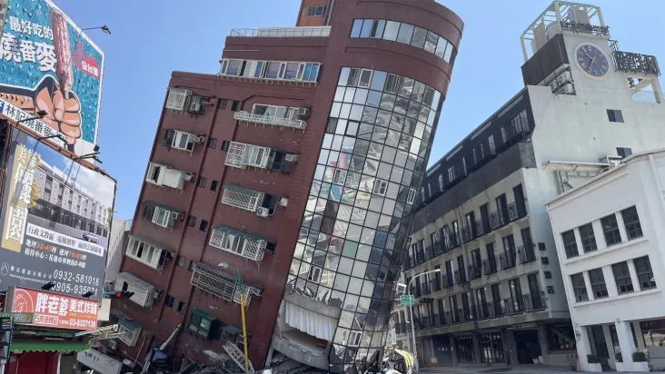 Momento em que prédio cai após terremoto